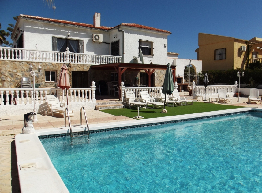 Eigendom verkocht - Villa te koop - Torrevieja - La Siesta