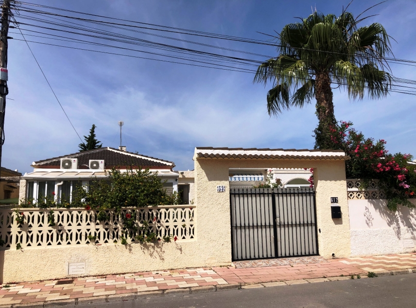 Eigendom verkocht - Villa te koop - Torrevieja - La Siesta