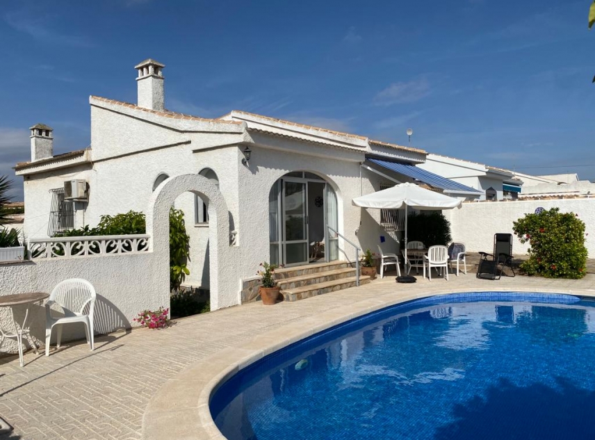 Eigendom verkocht - Villa te koop - Torrevieja - La Siesta