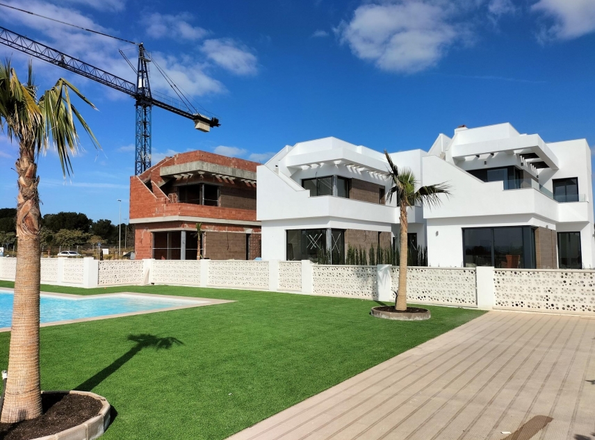 New Property for sale - Villa for sale - Pilar de la Horadada - Lo Romero Golf Course