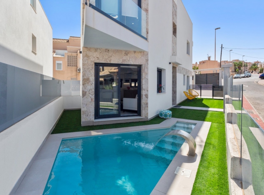 New Property for sale - Villa for sale - Torrevieja - Torrevieja Town Centre