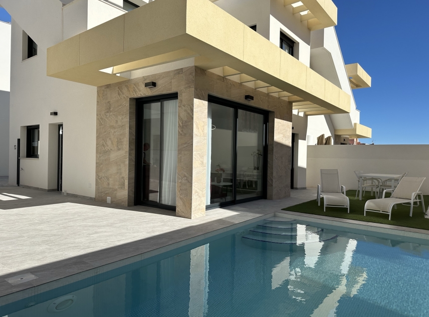 Nueva propiedad en venta - Villa for sale - Los Montesinos - La Herrada