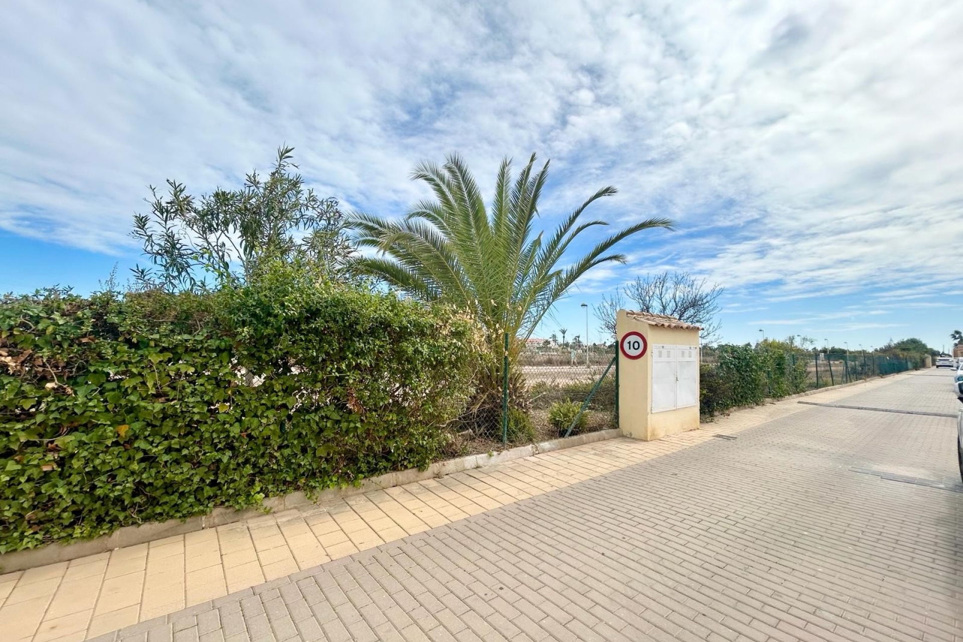 2 Bedroom Bungalow with off road parking and Communal P