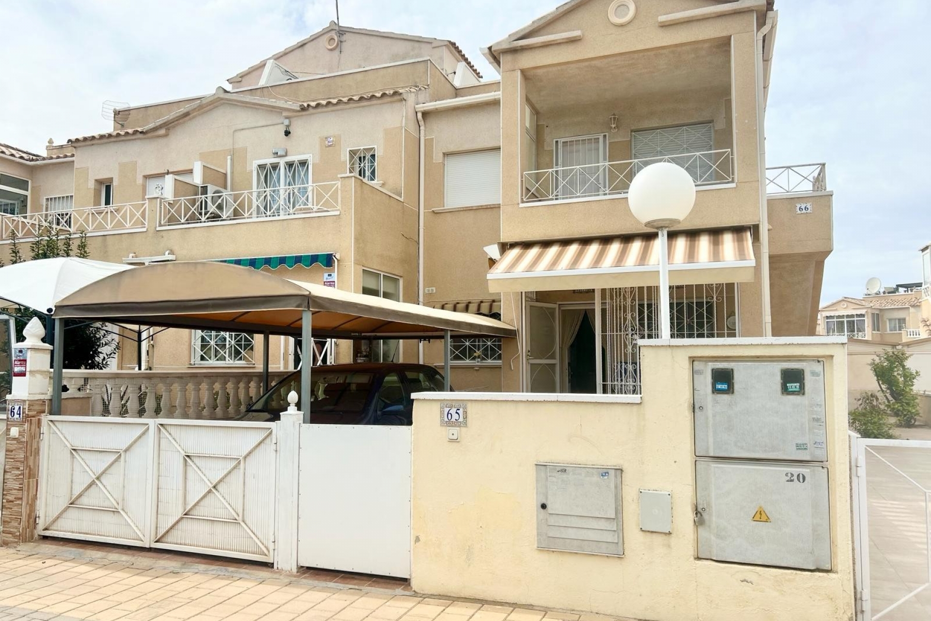 2 Bedroom Bungalow with off road parking and Communal P