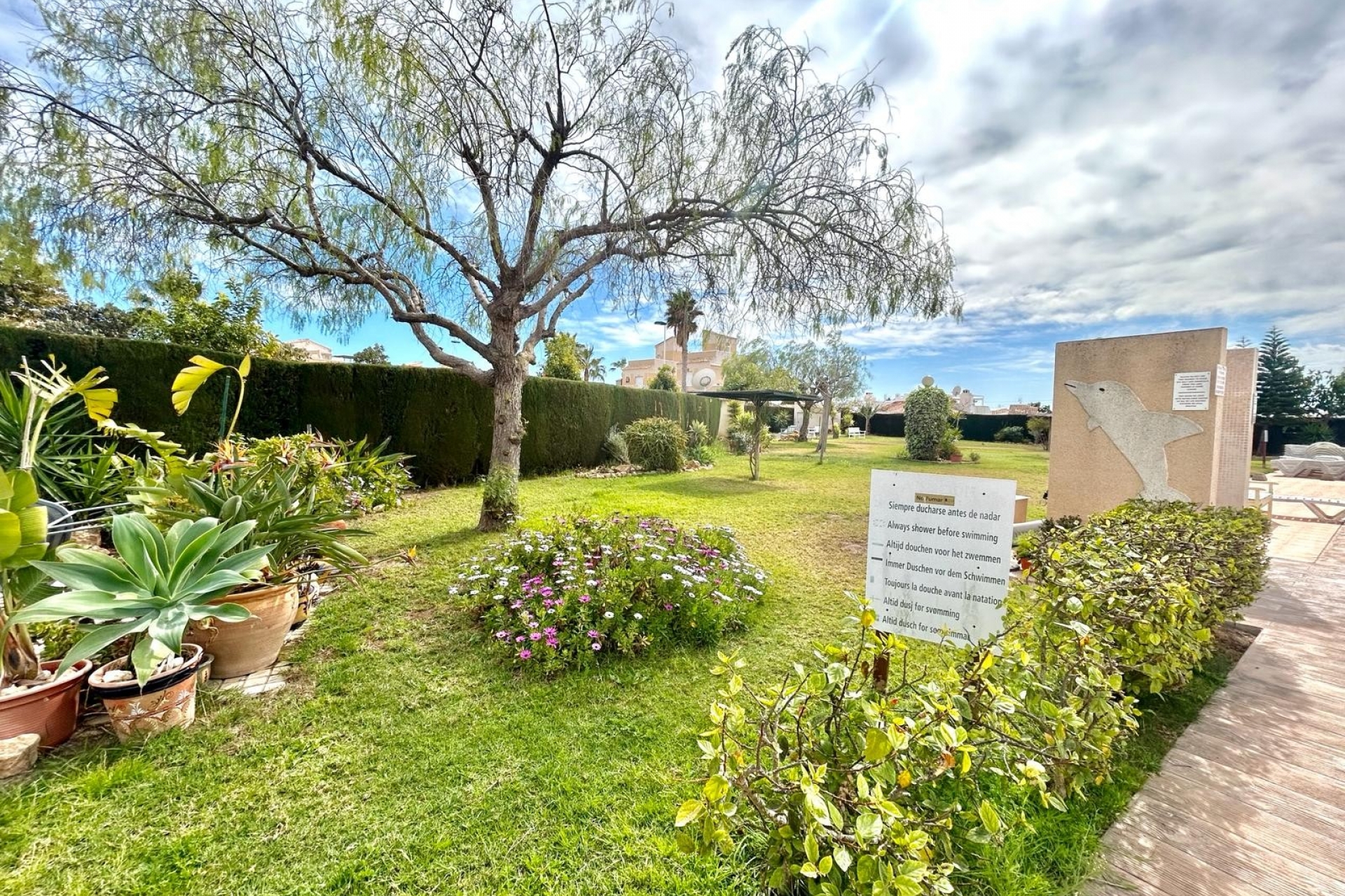 2 Bedroom Bungalow with off road parking and Communal P