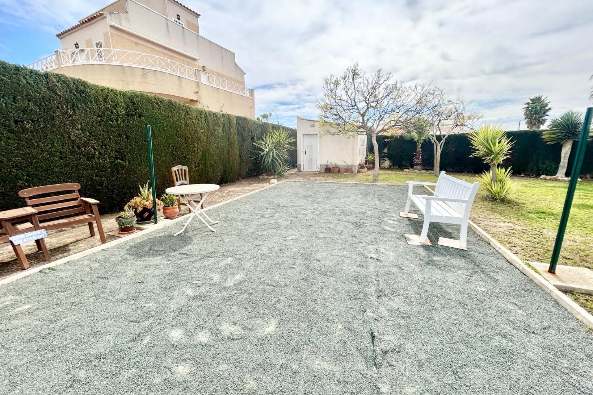 2 Bedroom Bungalow with off road parking and Communal P