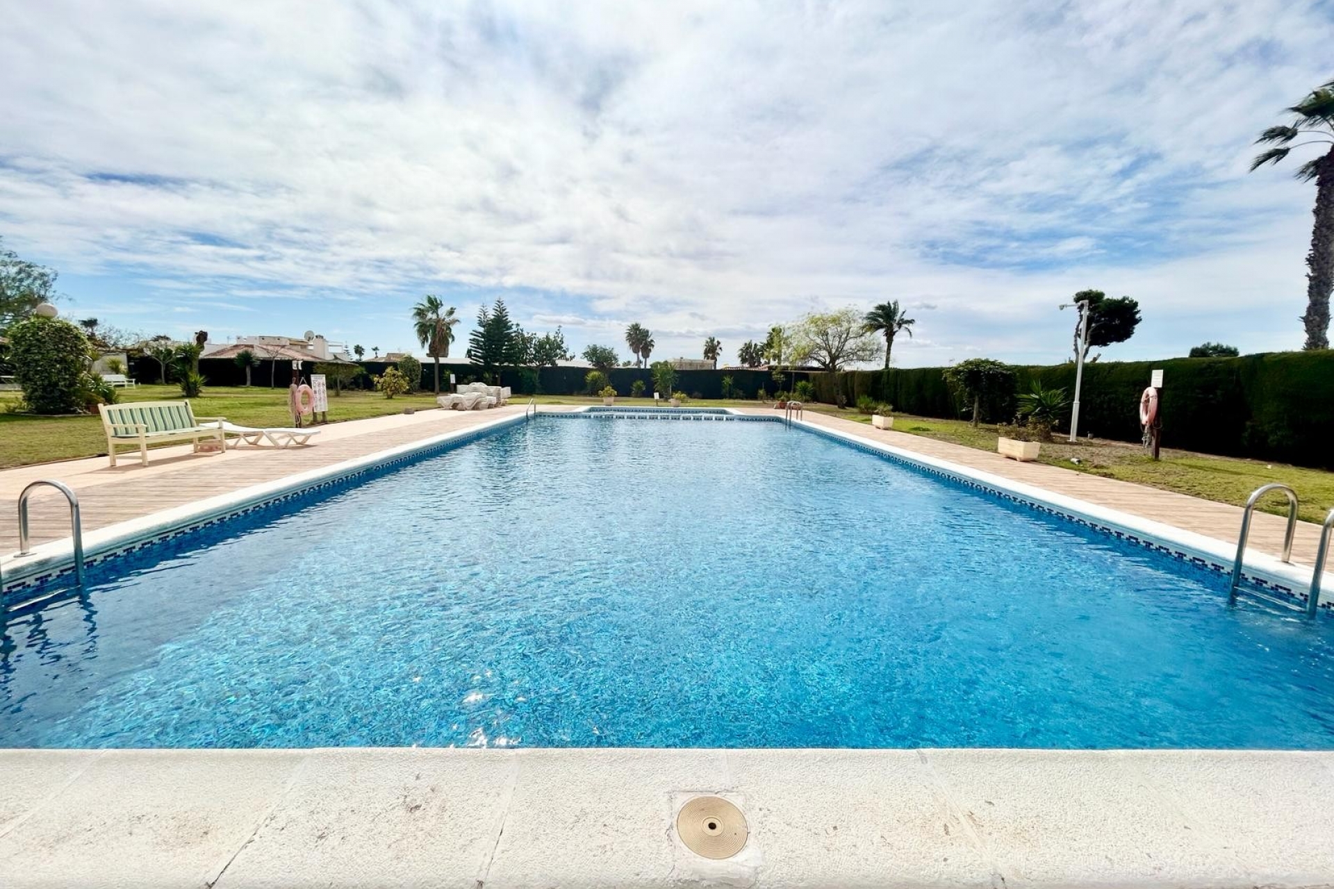 2 Bedroom Bungalow with off road parking and Communal P