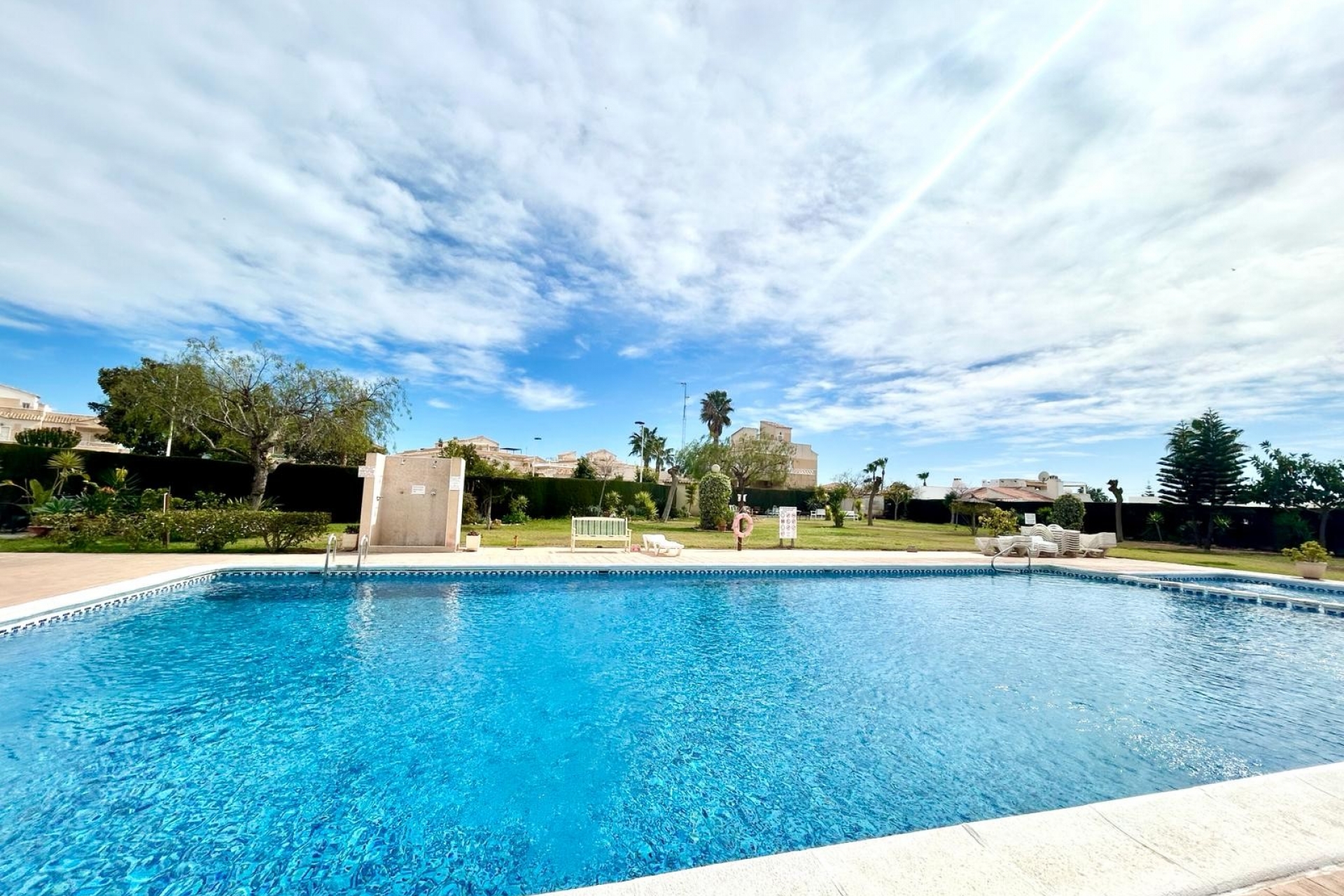 2 Bedroom Bungalow with off road parking and Communal P