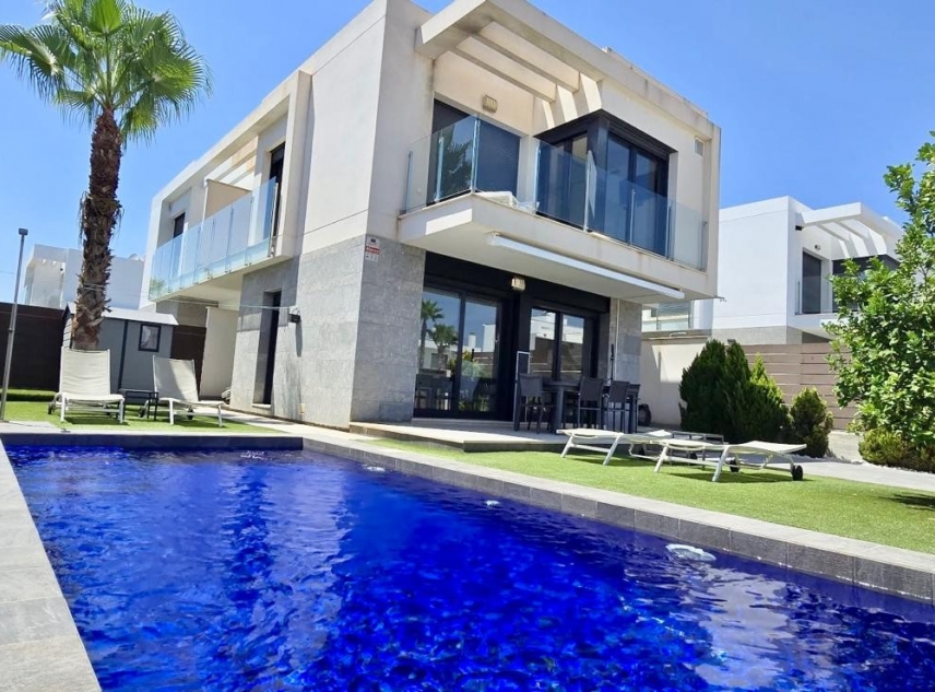 Te koop aangeboden onroerend goed - Villa te koop - Orihuela - Vistabella Golf