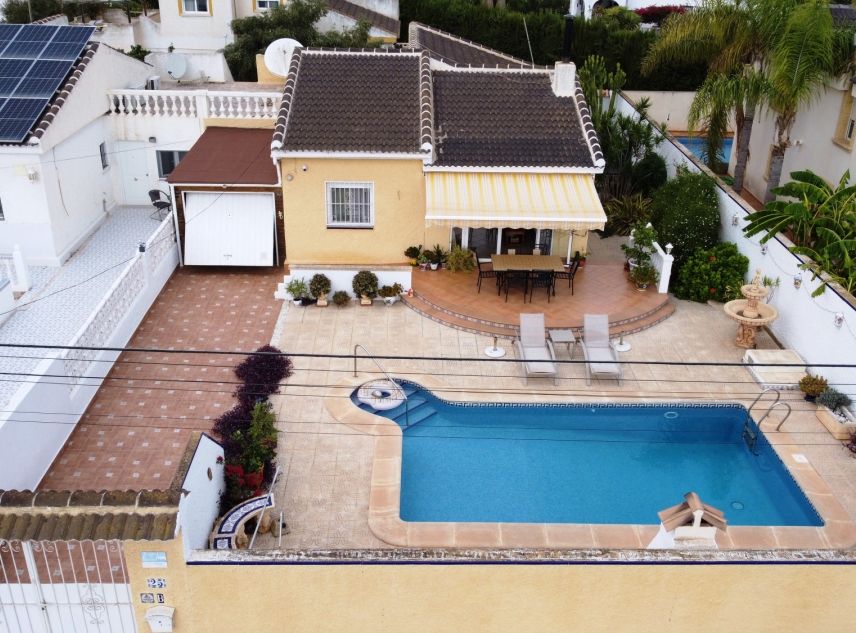 Te koop aangeboden onroerend goed - Villa te koop - Torrevieja - La Siesta