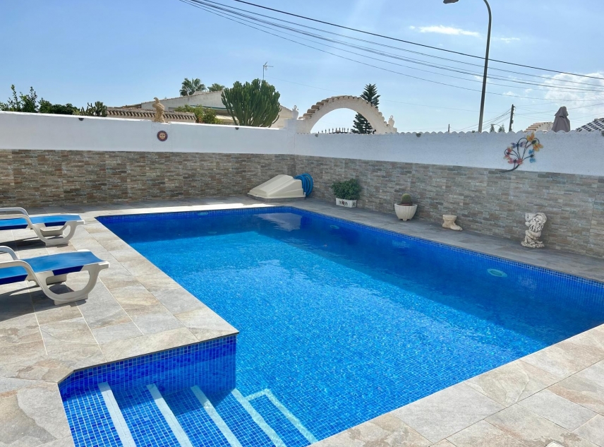 Te koop aangeboden onroerend goed - Villa te koop - Torrevieja - La Siesta