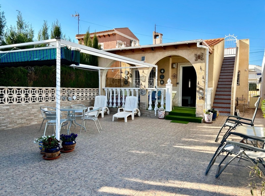 Te koop aangeboden onroerend goed - Villa te koop - Torrevieja - La Siesta