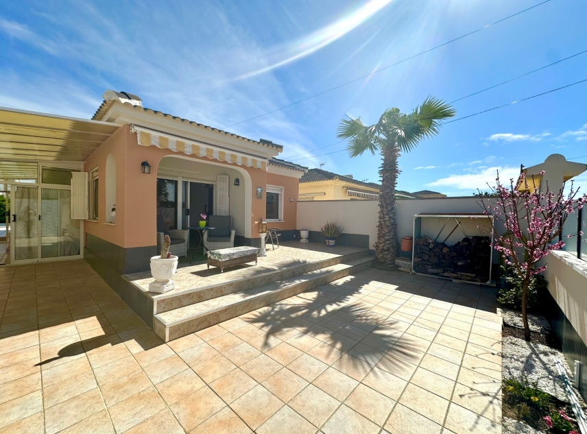 Te koop aangeboden onroerend goed - Villa te koop - Torrevieja - La Siesta