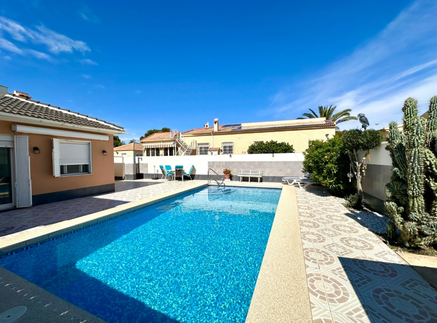 Te koop aangeboden onroerend goed - Villa te koop - Torrevieja - La Siesta