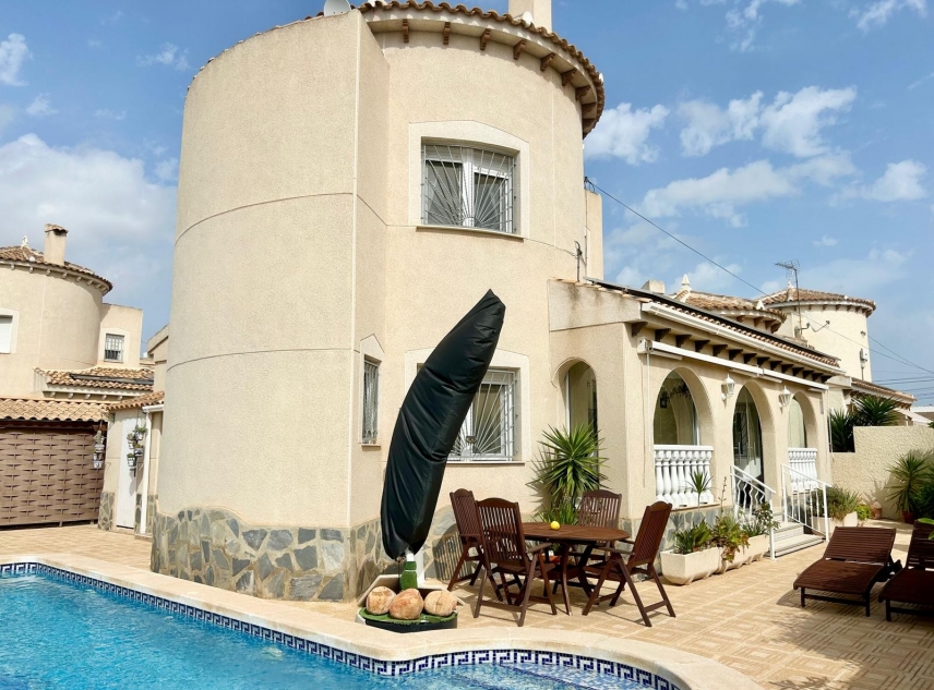 Te koop aangeboden onroerend goed - Villa te koop - Torrevieja - San Luis