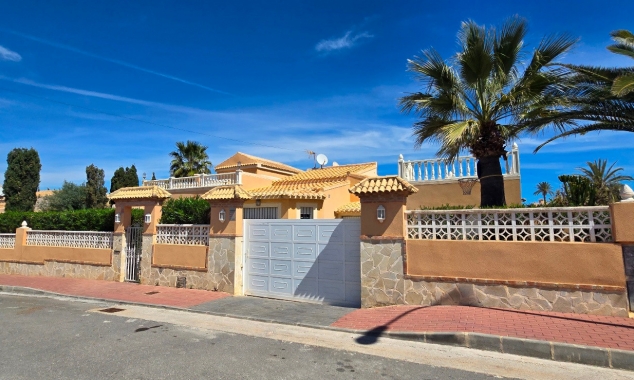 Villa for sale - Property for sale - Torrevieja - 4048AB