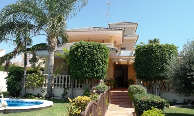 Villa for sale - Propiedad en venta - Torrevieja - 1066MLB