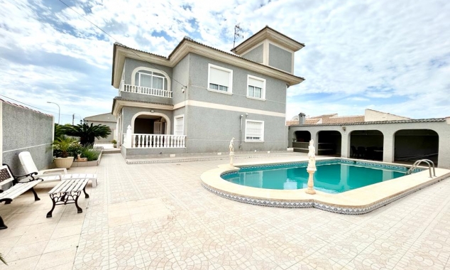 Villa for sale - Propiedad en venta - Torrevieja - 3904ST