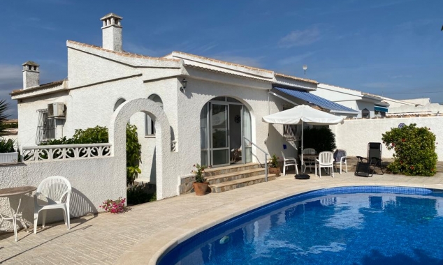 Villa for sale - Propiedad en venta - Torrevieja - La Siesta