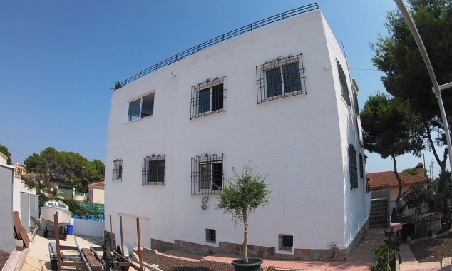 Property for sale - Villa for sale - El Pinar de Campoverde - Campoverde